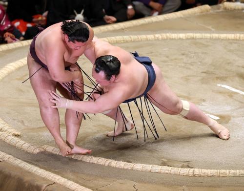 遠藤（左）は土俵際で残り宝富士を下手投げで破る