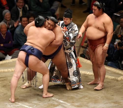 佐田の富士（中央）のまわしが緩み行司・木村晃之助が締める。右は手伝いに土俵上に上がった嘉風