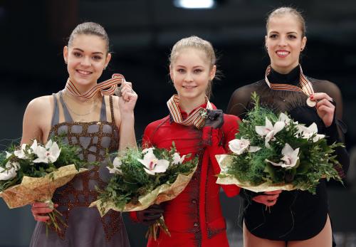 欧州選手権で優勝したリプニツカヤ（中）、２位のソトニコワ（左）、３位のコストナー