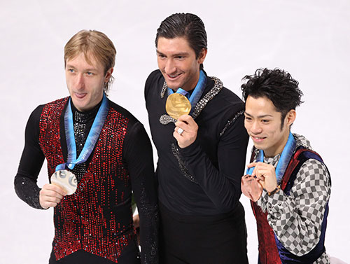 バンクーバー五輪の表彰台でメダルを手に笑顔を見せる（左から）銀メダルのエフゲニー・プルシェンコ、金メダルのエバン・ライサチェク、銅メダルの高橋大輔