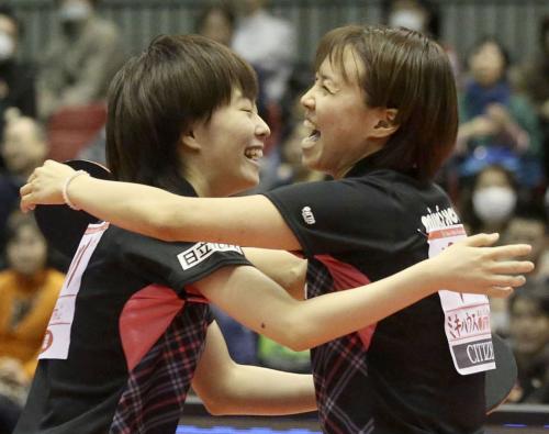 女子ダブルスで優勝し、抱き合って喜ぶ石川（左）、平野組