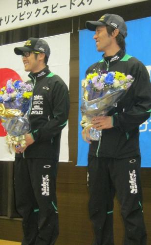 花束を受け取り笑顔のスピードスケート男子・長島（右）と加藤