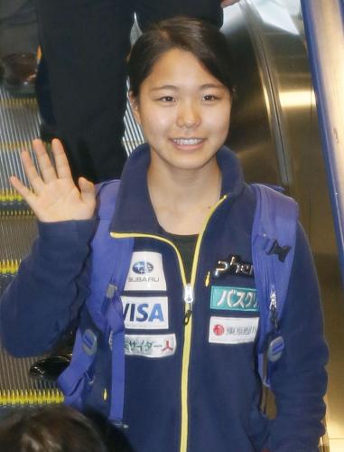 成田空港から出発するジャンプ女子の高梨沙羅
