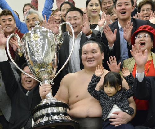 大相撲初場所で優勝し、笑顔で賜杯を手にする横綱白鵬