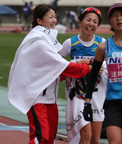 ４位に入った前田は一般参加の母・淳子さん（右）を笑顔で出迎える