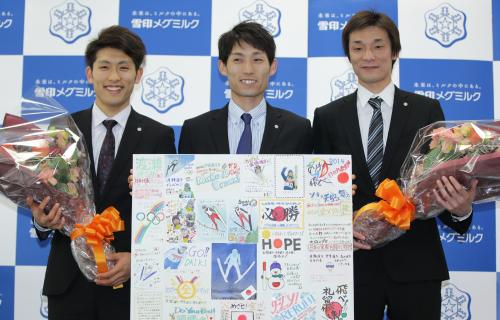花束と応援メッセージを持つ（左から）清水礼留飛、伊東大貴、渡瀬雄太