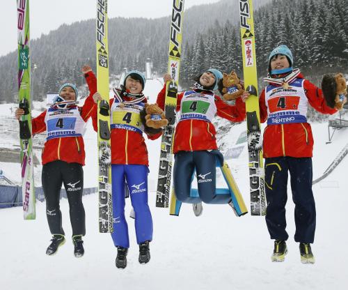 女子団体で優勝し、ジャンプして喜ぶ（左から）高梨、山田、岩佐、伊藤