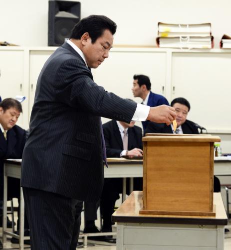 日本相撲協会の理事候補選挙で投票する九重親方