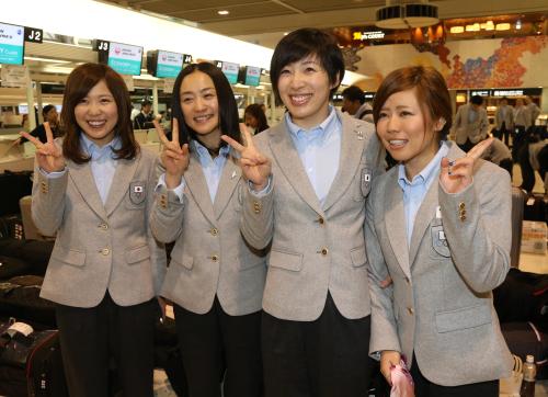 笑顔でＶサインの女子フリースタイル選手たち。（左から）星野純子、上村愛子、伊藤みき、村田愛里咲