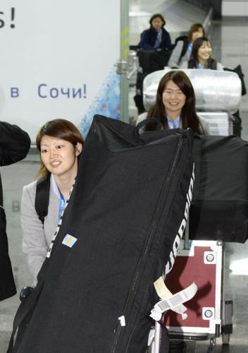 ソチ空港に到着したアイスホッケー女子日本代表の久保英恵（手前）ら