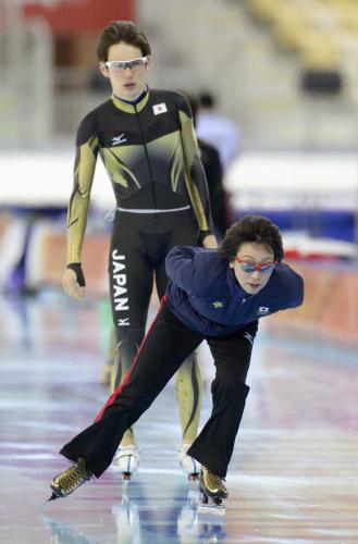 スピードスケート会場で、氷の感触を確かめる日本選手団の橋本聖子団長。奥はウィリアムソン師円