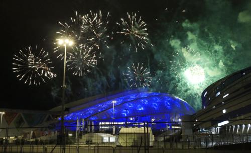 ソチ冬季五輪開会式のリハーサルで、会場のフィシュト五輪スタジアム上空に打ち上げられる花火