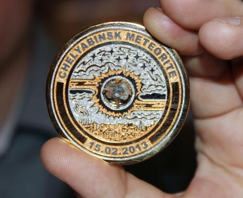 ３日、ロシア南部チェリャビンスク州の博物館で公開された隕石メダル。中心部に隕石の破片がはめ込まれている（インターネット通信社「ドストゥプ」提供）