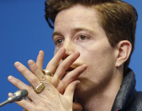 五輪マークがデザインされた指輪をつけ、記者会見で意気込みを語るスノーボード男子のショーン・ホワイト
