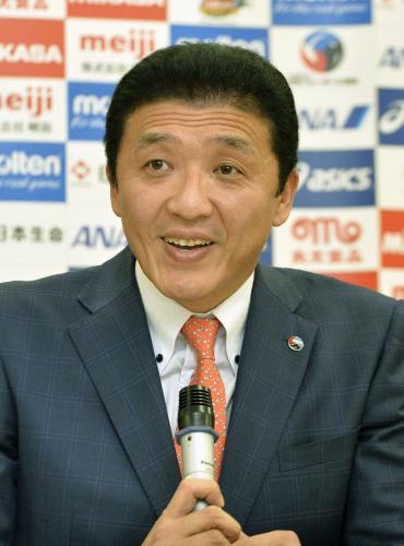 バレーボール男子の日本代表監督への就任が決まり記者会見する南部正司氏