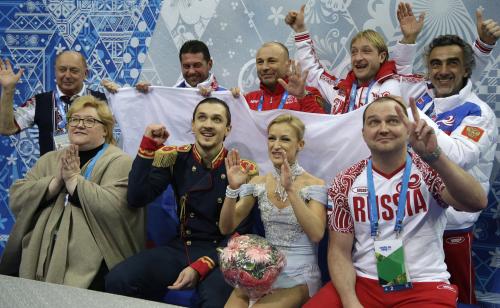 ペアでＳＰ首位となったボロソジャル、トランコフ組と、喜ぶロシアチーム