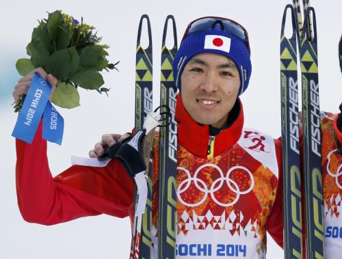 ソチ冬季五輪のノルディックスキー複合個人ノーマルヒルで銀メダルを獲得し、花束を手に笑顔の渡部暁斗