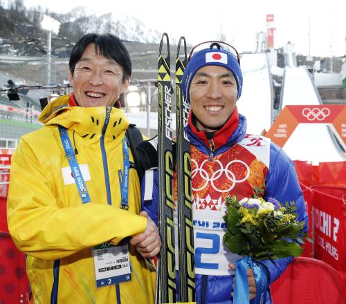 複合個人ノーマルヒルで銀メダルを獲得し、阿部雅司コーチ（左）と笑顔で握手する渡部暁斗