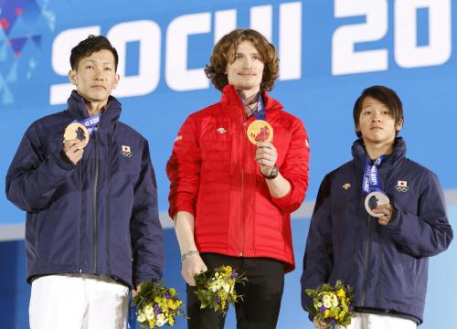 スノーボード男子ハーフパイプで獲得したメダルを手にする、銀の平野歩夢（右）と銅の平岡卓。中央は金のユーリ・ポドラドチコフ