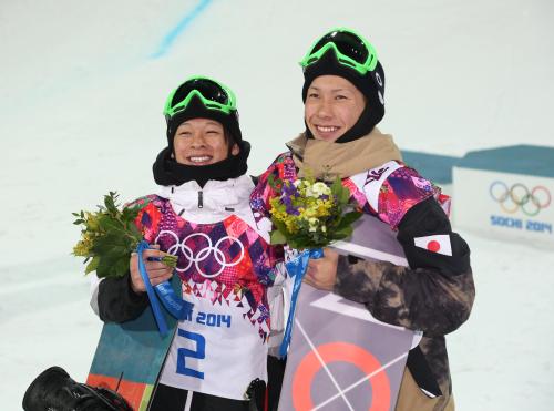 ともにメダルを獲得し笑顔の平野（左）と平岡