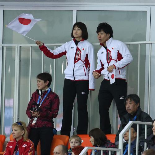 スピードスケート女子１０００、　日の丸振って応援する岡崎朋美さん（左）と清水宏保氏