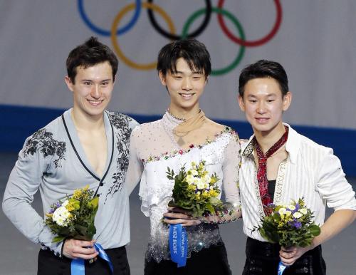 フィギュアスケート男子で金メダルを獲得した羽生。左は銀のチャン、右は銅のデニス・テン