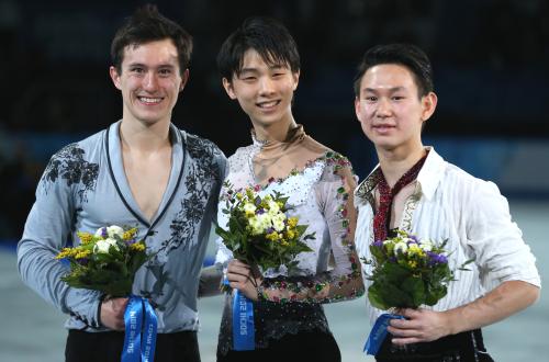 フィギュアスケート男子で金メダルを獲得した羽生（中央）。左は銀のパトリック・チャン、右は銅のデニス・テン