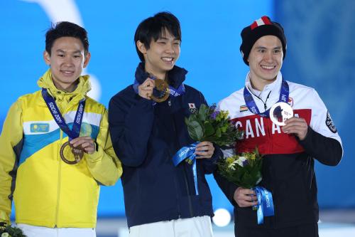 金メダルを手に笑顔の羽生（中）左がテン、右はチャン