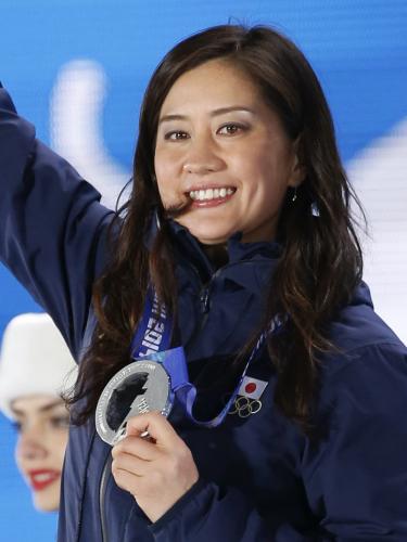 スノーボード女子パラレル大回転の表彰式で、銀メダルを手に笑顔の竹内智香