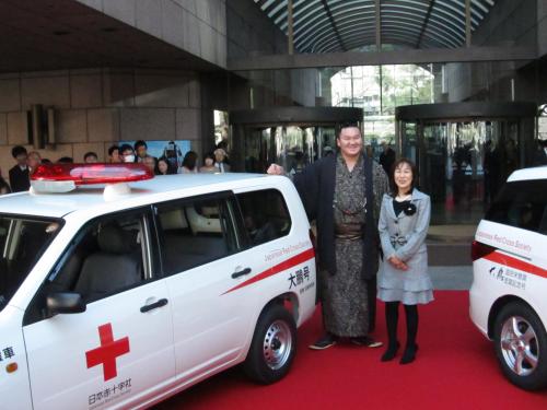 血液運搬車「大鵬号」を日本赤十字社に寄贈した白鵬（左）と大鵬夫人の納谷芳子さん