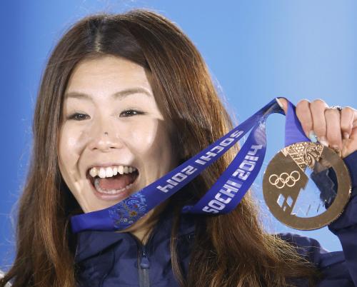 フリースタイルスキー女子ハーフパイプの表彰式で、銅メダルを手に笑顔の小野塚彩那