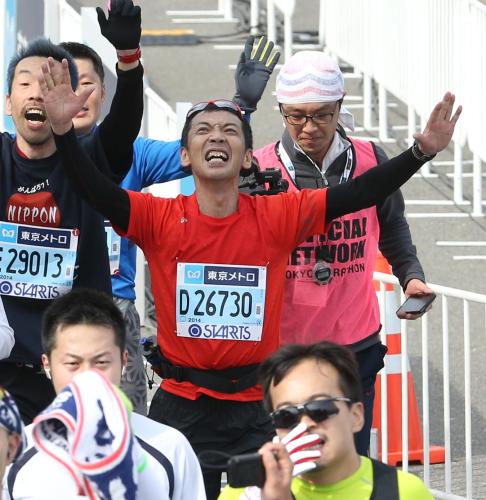 ＜東京マラソン２０１４＞両手を広げてゴールする宮根誠司