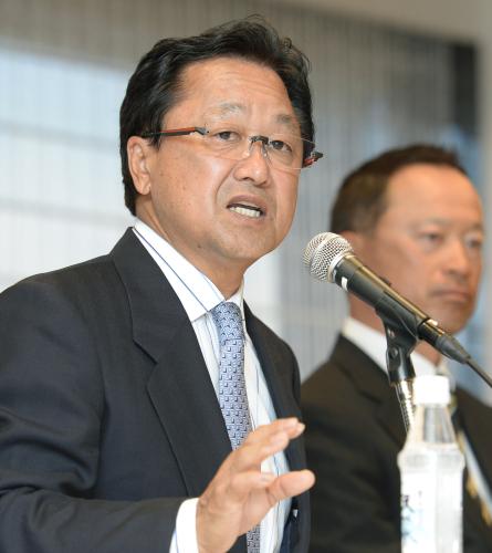 日本プロゴルフ協会会長に選出され、記者会見をする倉本（左）