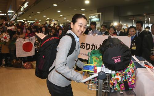 ＜ソチ五輪日本代表選手団帰国＞成田空港に到着したフィギュアの浅田は集まった大勢のファンの歓声を浴びる