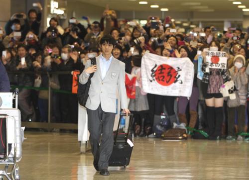＜ソチ五輪日本代表選手団帰国＞金メダルを獲得したフィギュアの羽生は成田空港に集まったファンの歓声を浴びる
