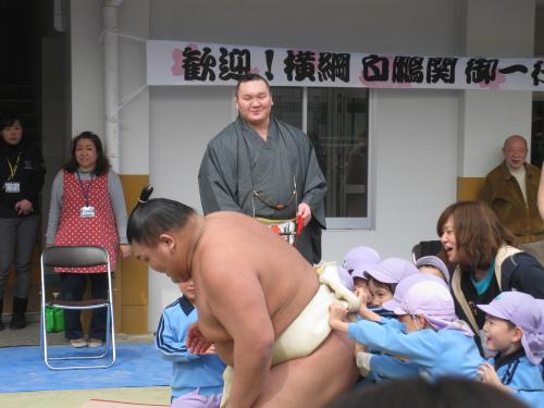 阿倍野区の幼稚園を訪問した白鵬（中央）は大喜鵬の子どもたちとの相撲を見て大喜び