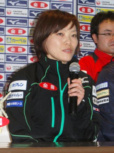 記者会見で日本選手権への意気込みを語る北海道銀行の小笠原