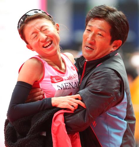 日本人トップでゴールし、林監督（右）抱き合い涙を流す木崎良子