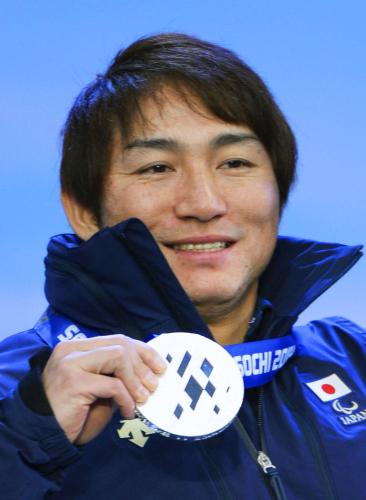 ソチ冬季パラリンピックのアルペンスキー男子スーパー大回転座位の表彰式で、銀メダルを手に笑顔の森井大輝