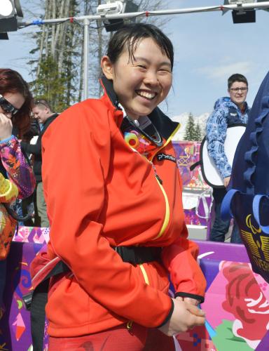 女子１５キロクラシカル立位で８位入賞を果たし、晴れやかな笑顔の阿部友里香