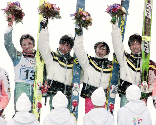 ９８年長野五輪のスキージャンプ団体で金メダルを決め、喜ぶ（左から）船木、原田、岡部、斎藤