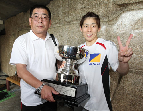全日本選抜選手権を制し、父の栄勝さん（左）と優勝の喜びを分かち合う吉田沙保里＝１３年６月１６日