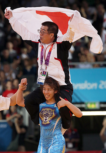 １２年ロンドン五輪で金メダルを獲得しコーチを務めた父・栄勝さんを肩車する吉田