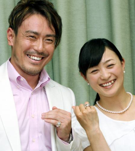２００９年６月、スキーアルペンの皆川賢太郎選手（左）との結婚を発表する上村愛子選手