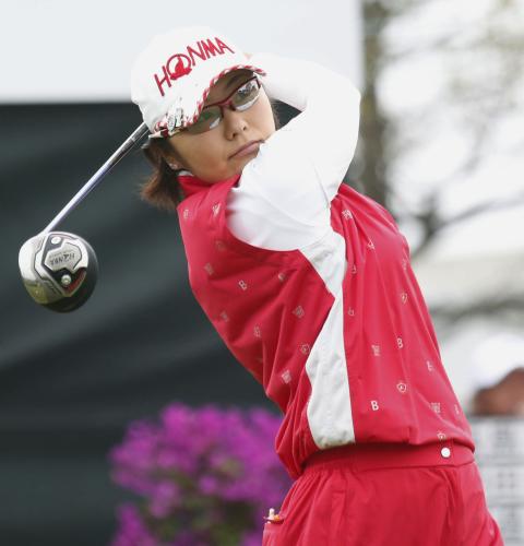 アクサ女子ゴルフ第２日、通算10アンダーで首位の藤田幸希。１番でティーショットを放つ