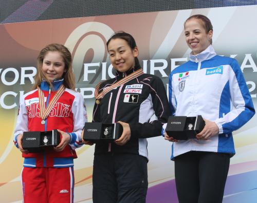 フィギュスケート世界選手権女子シングル　スモールメダルセレモニーに参加した（左から）リプニツカヤ、浅田、コストナー