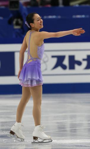 フィギュア世界選手権女子ＳＰで、満足げな表情で演技を終えた浅田