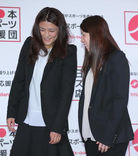 「日本スポーツ応援団」設立記者会見に出席、笑顔で降壇する伊調馨（左）と吉田沙保里