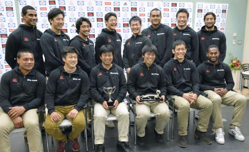 帰国し記者会見するラグビー７人制の日本代表メンバー