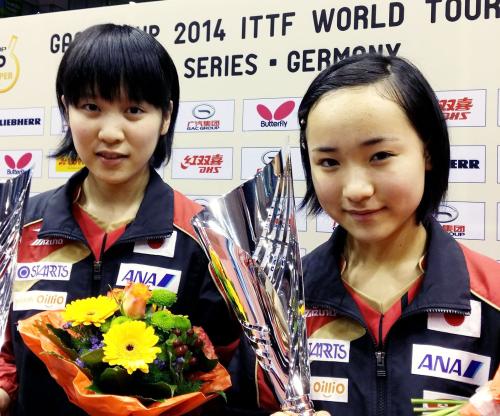 卓球のドイツ・オープンの女子ダブルスで優勝した平野美宇（左）、伊藤美誠ペア（日本卓球協会提供）